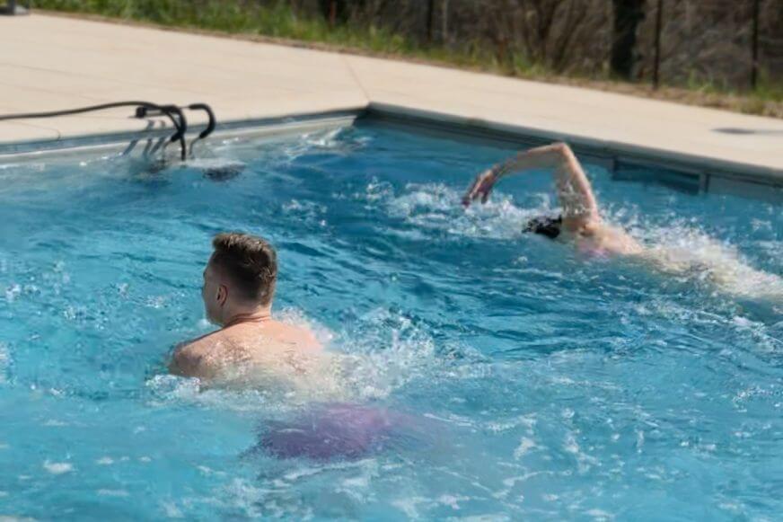 iGarden Swim Jet X Series Surface Mode im Gartenpool. Breite, gleichmäßige Strömung für Familie und Freizeitschwimmer.